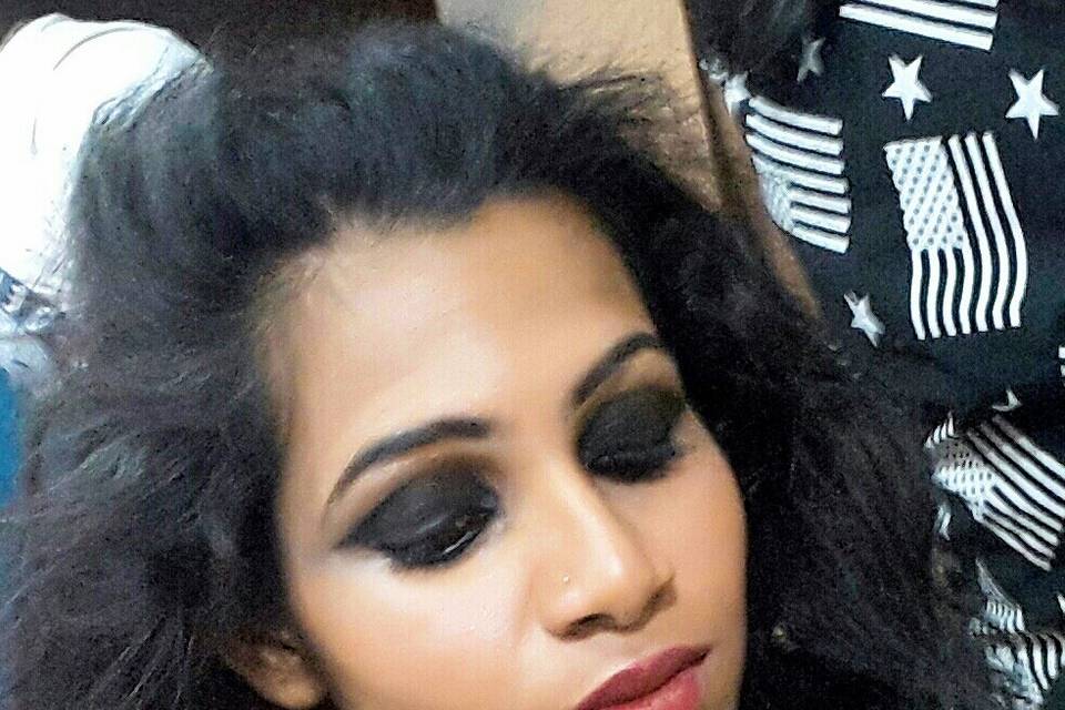 Dark smokey red lip for fashio