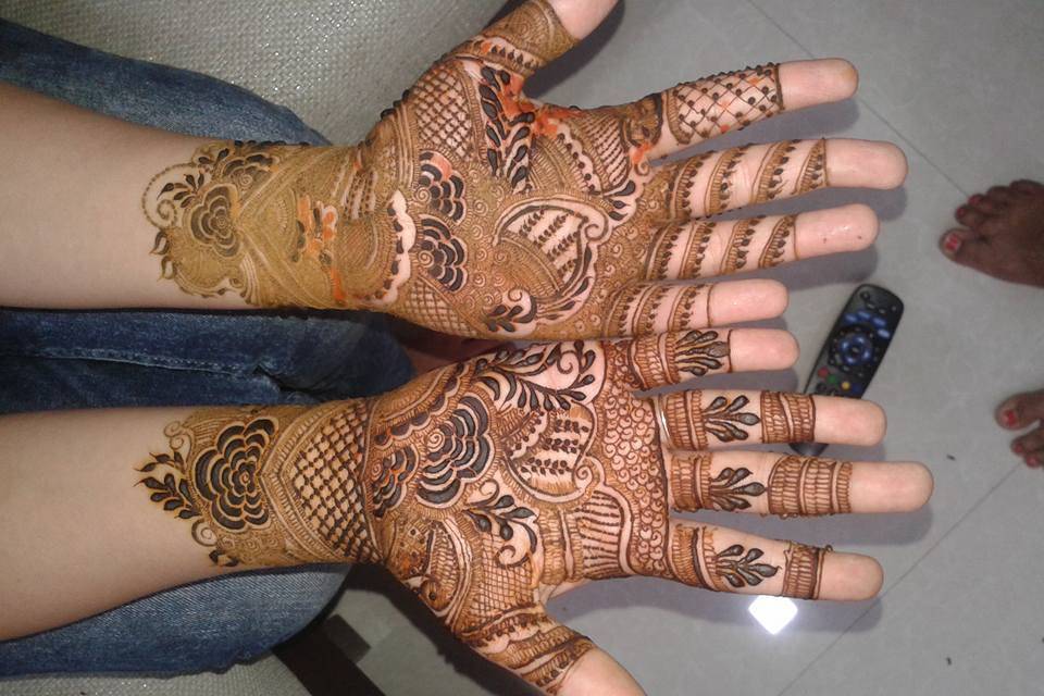 Vruti Rawal Mehendi Artist