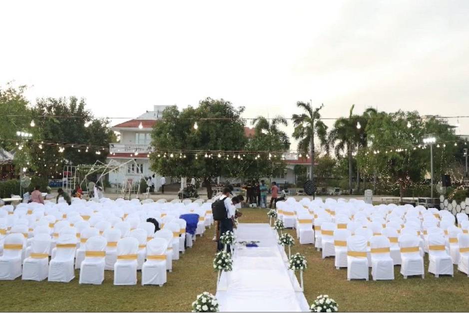 Lawn with pathway decor