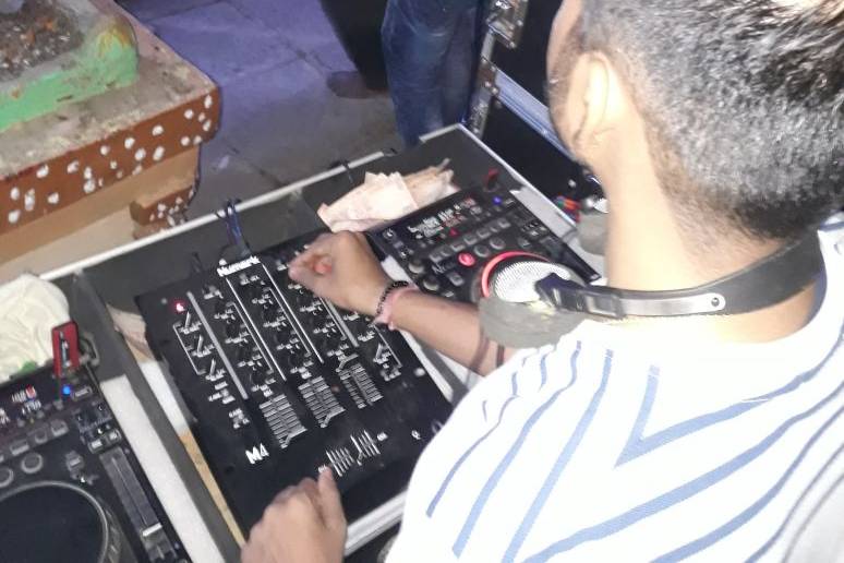 DJ Mangesh