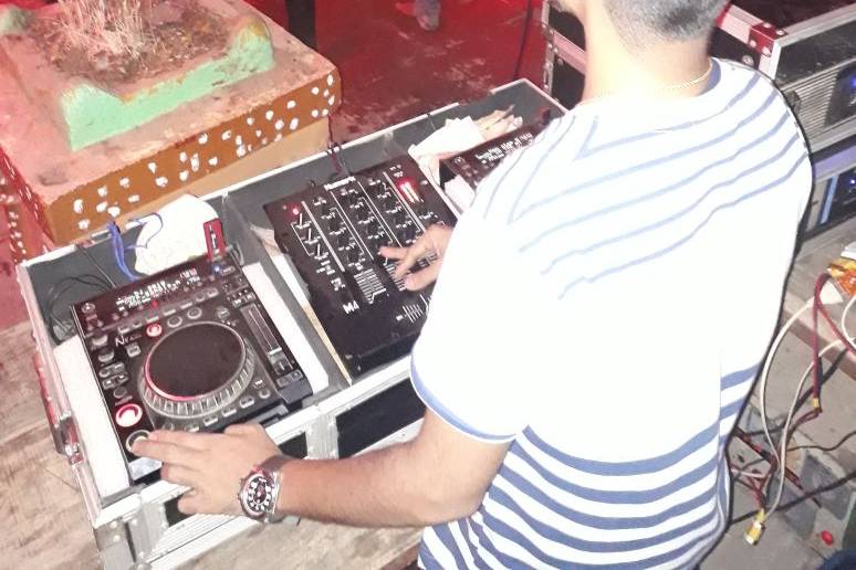 DJ Mangesh