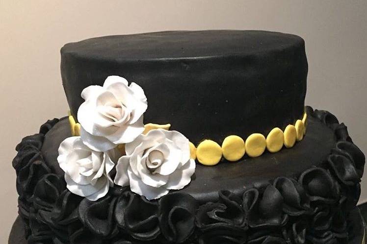 Black ruffles and whit roses