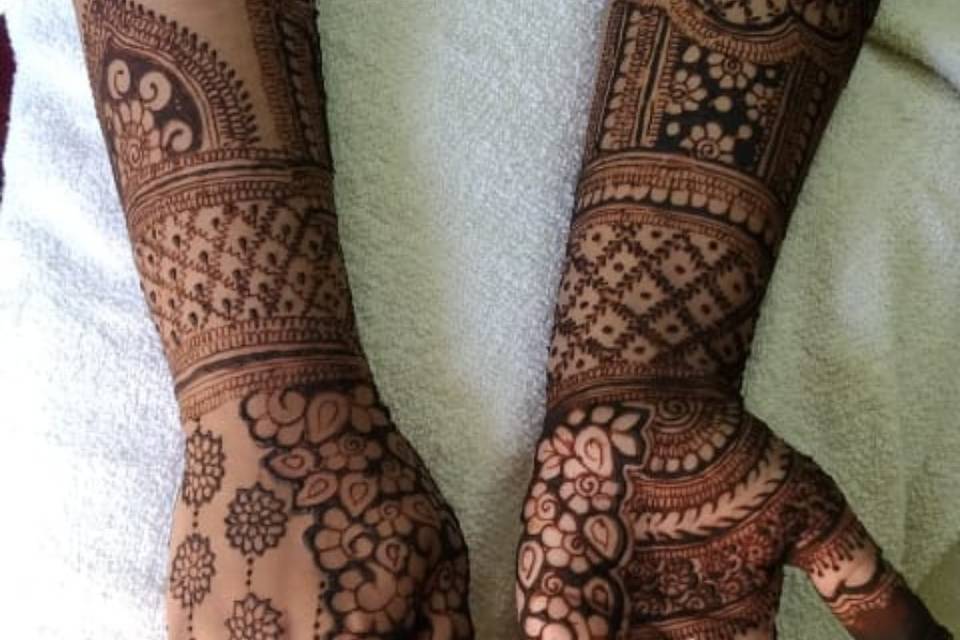 Bridal Mehndi Designer in coimbatore - Sharmila's mehndi :9965318037. #Coimbatore  mehndi artist #salemmehandiartist #tirupurmehandiartist #ootymehndiartist  #maduraimehandiartist #bridalmehndi #customizeddesigns  #tradiotionalmehndhi# 💯 Colour guarantee ...