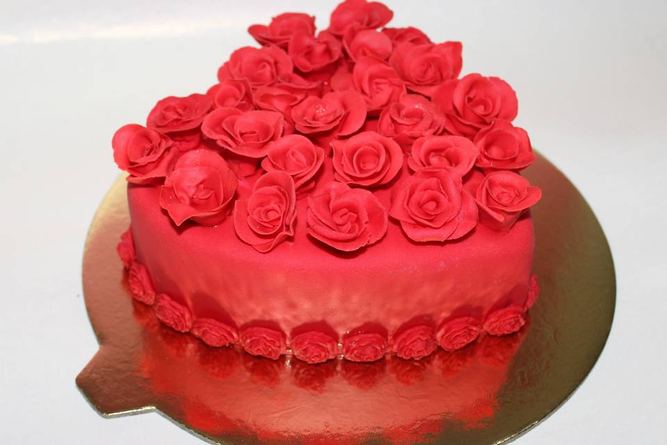 Red Roses Cake