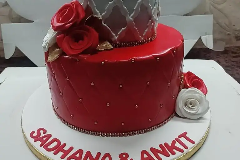 Maria West on Instagram: “Burgundy and rose gold birthday cake for a 30th  birthday. #30… | Queens birthday cake, 30th birthday cake for women, Cake  designs birthday