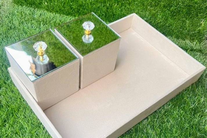 Tray with mirror container