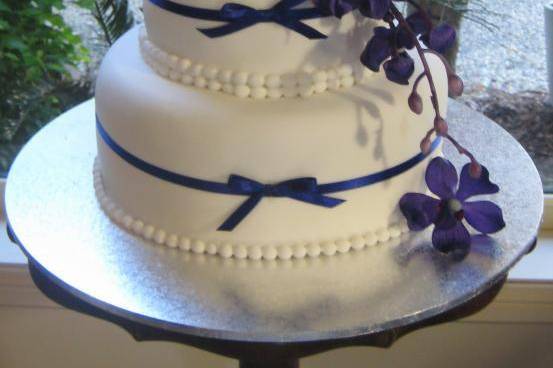 Mavis J Phillip Wedding, Christmas & Anniversary Cake Specialist