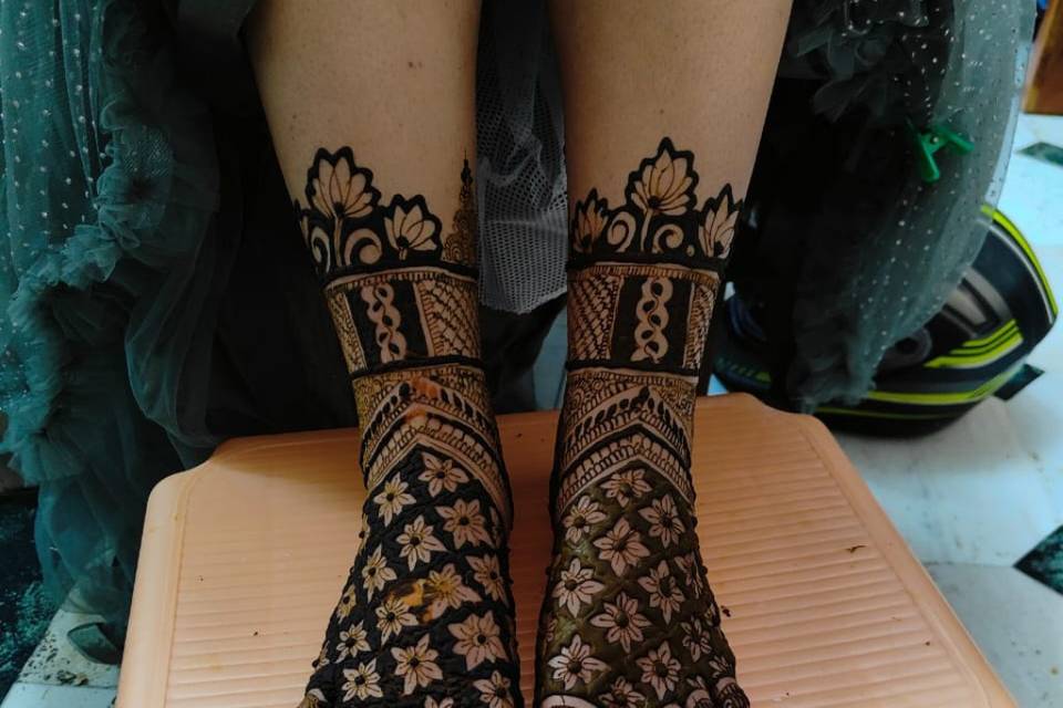 Bridal Mehandi  legs