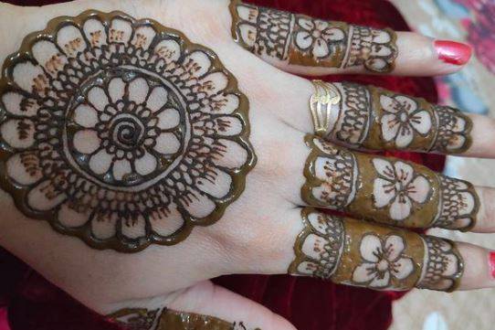 karwa chauth 2022 apply these latest trending beautiful mehndi design on  karva chauth | Karwa Chauth Mehndi Design: हाथों पर 5 मिनट में लगाएं ये  मेहंदी, करवा चौथ की टॉप डिजाइन जो