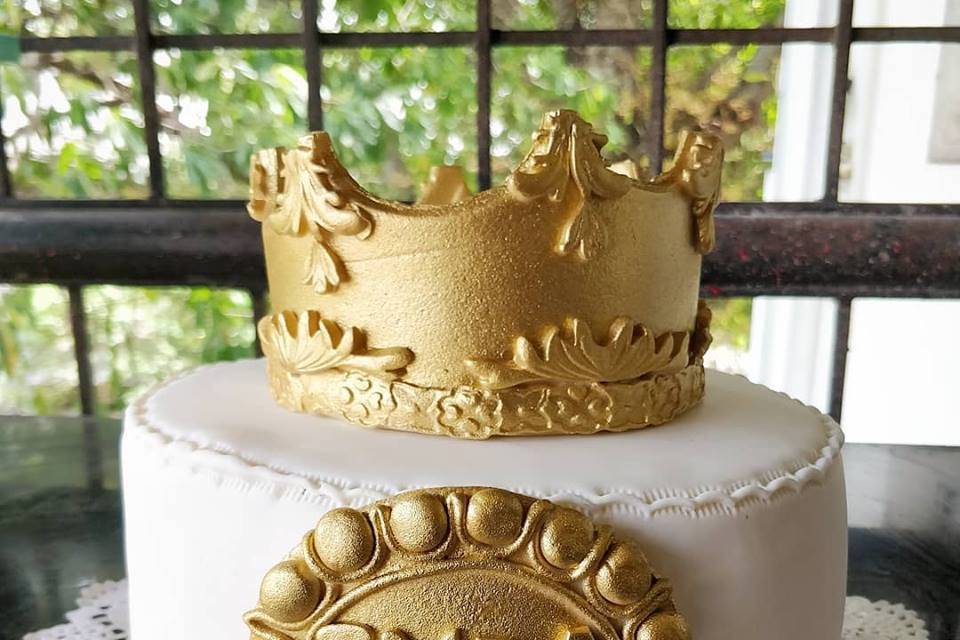 Cake Square Chennai on X: Golden crown cake for your little prince To  Order: Call - 9952052333 / 9952081222 WhatsApp -   Shop -  #CakeSquare #ordercake #chennai #crowncake # birthdaycake