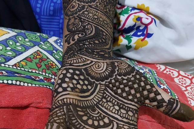 Husna Mehendi Artist | Bridal Mehendi in Bangalore | Shaadi Baraati