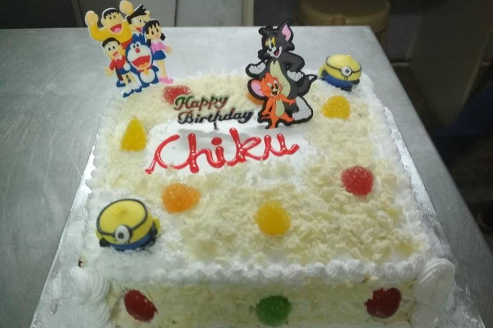 Animated Happy Birthday Cake with Name Chus and Burning Candles — Download  on Funimada.com