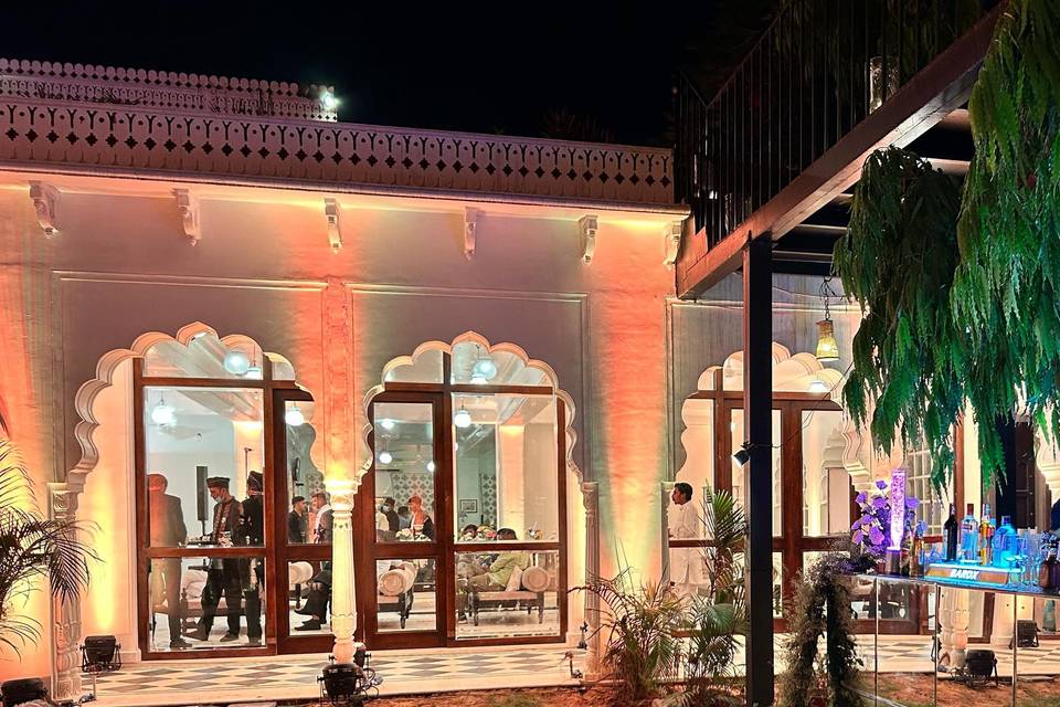 Outdoor Lawn & Bar