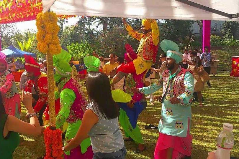 Vijay Bhatt Punjabi Dhol Bhangra Group