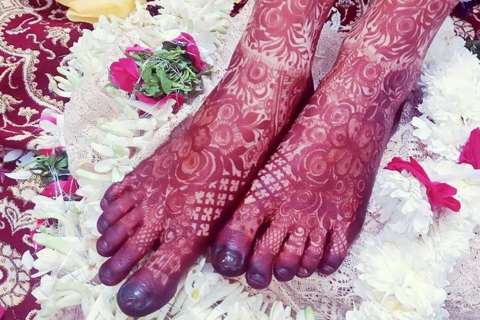 Bridal legs henna