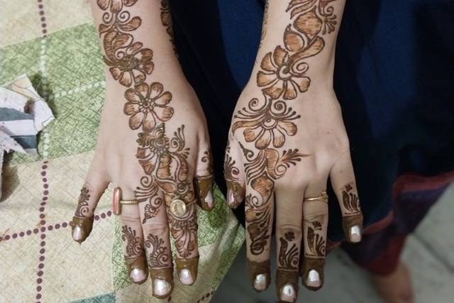 Kajal Professional Bridal Mehndi Artist In Ahmedabad in Ahmedabad - Best  Beauty Parlours in Ahmedabad - Body Chi Me