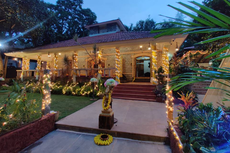 FRONT VIEW OF VILLA
