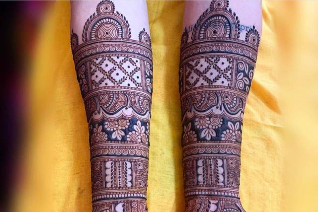 Traditional Bridal Mehndi (henna body art), the art of adorning women's  hands and feet. Used in many wedding ceremonies Stock Photo - Alamy