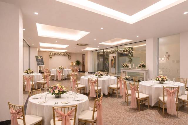 Foxtrail, Sector 42 - AM Hotel Kollection