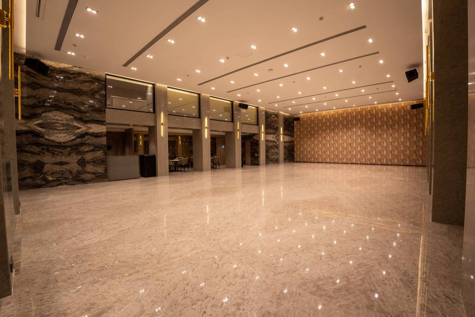 Pillarless ballroom