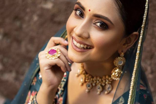 Sidra Beig - Makeup Artist