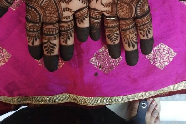 Hi, am Namrata, A #Professional freelance #Mehndi/Henna Artist staying at  #Mumbai. Through my #Mehendi , U can add a… | Hand henna, Henna artist,  Henna hand tattoo