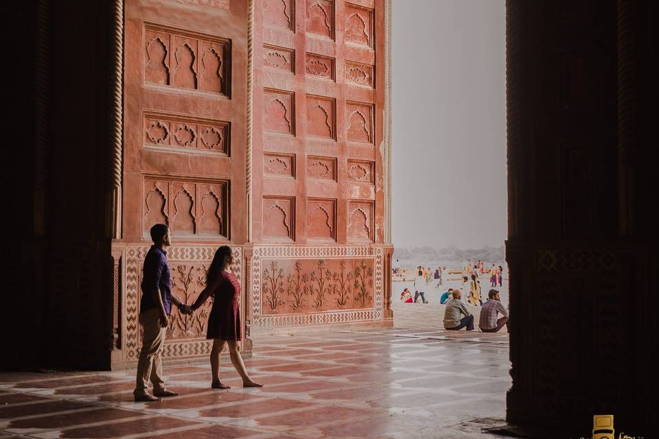 Couple shoot at taj mahal