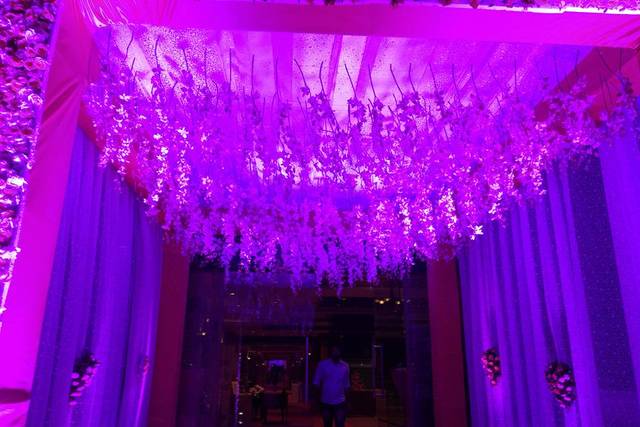 Entrance decor and lighitng