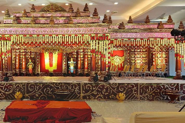 Shine Events - A traditional South Indian style stage decoration - If your  approach to wedding decoration is traditional, then a stage decor like this  one looks absolutely magnificent. The use of