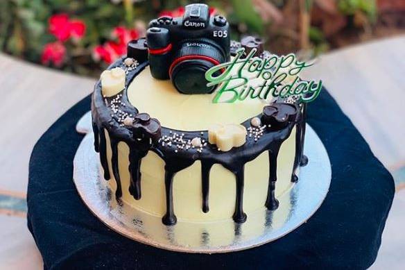 Birthday cake made into the shape of camera will make you happy to gain a  year - Make: