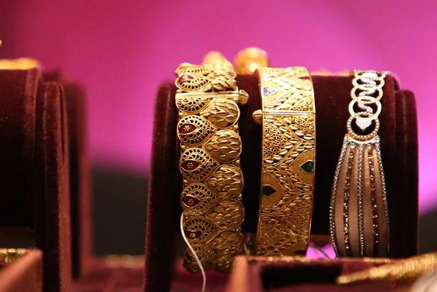 Buy Mia By Tanishq 6.96 G 14 Karat Gold Precious Bracelet With Diamonds &  Onyx Cabochon - Bracelet Diamond for Women 1358744 | Myntra