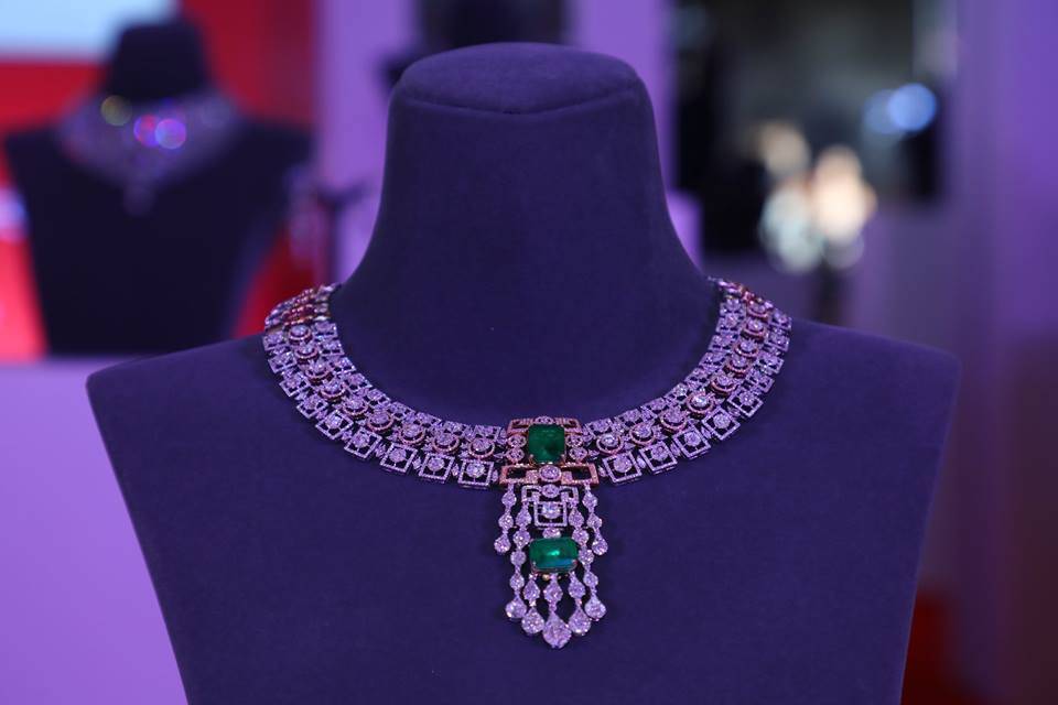 Diamond necklacea