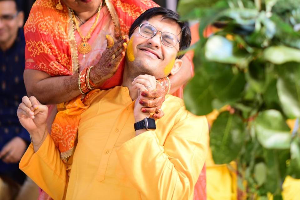 Haldi candid moments