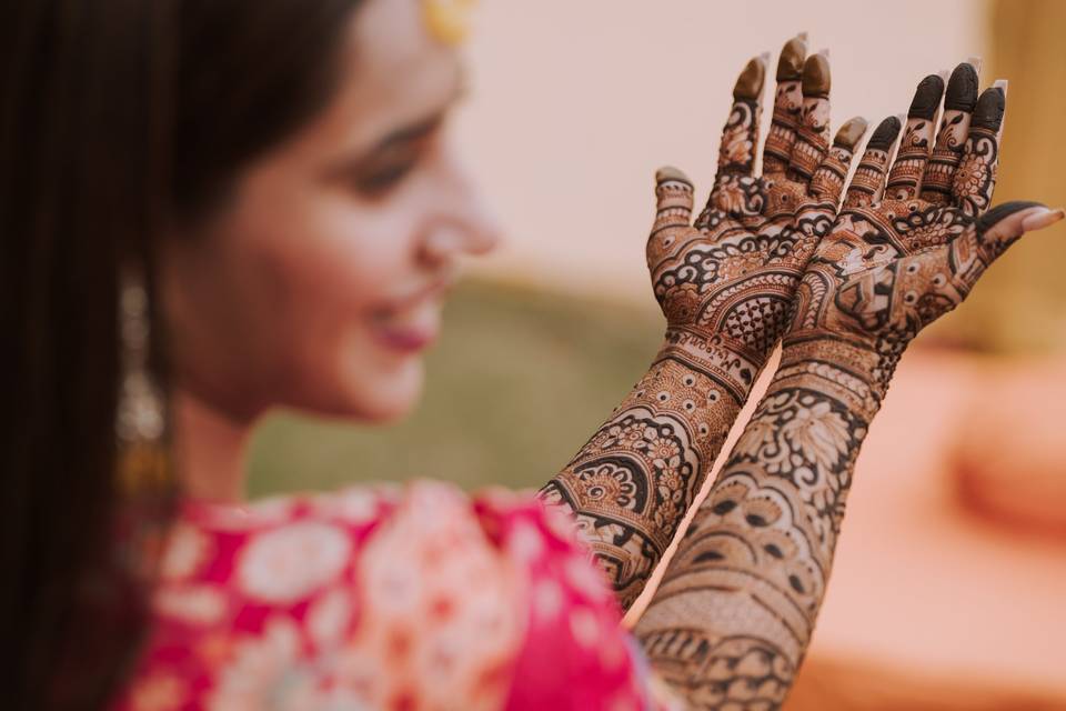 Mehendi hands