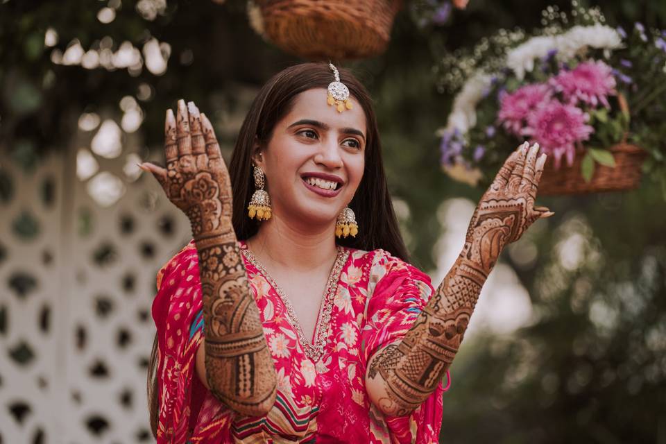 Mehendi Pose