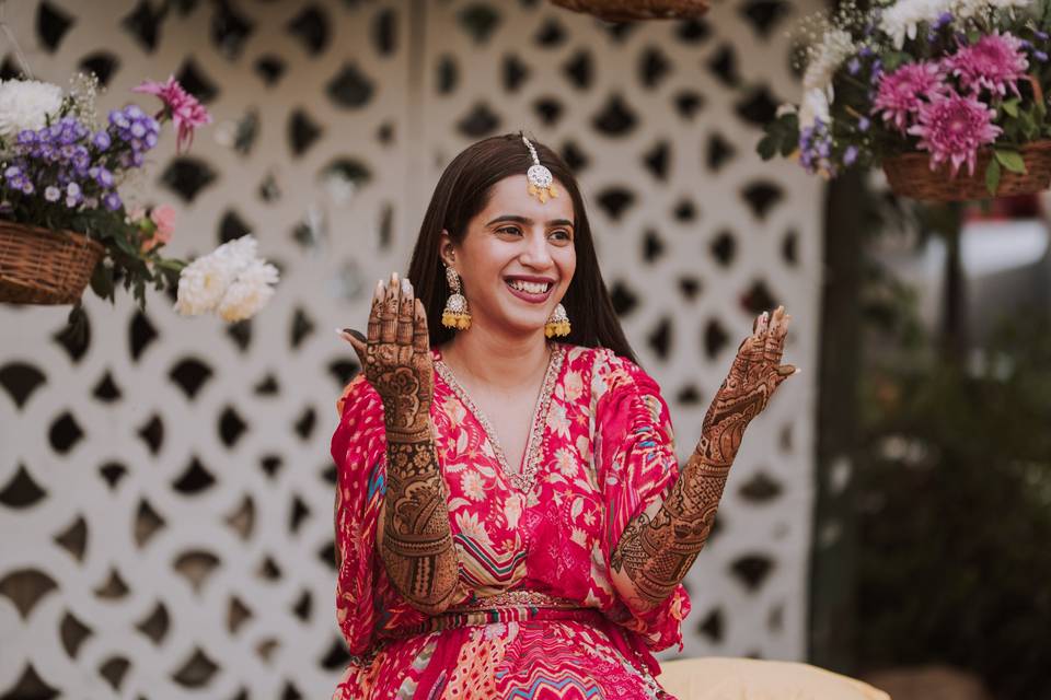 Mehendi Pose