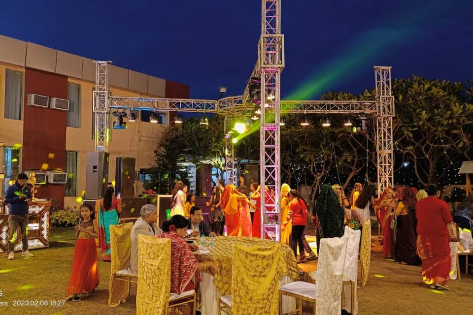 Wedding in open lawn
