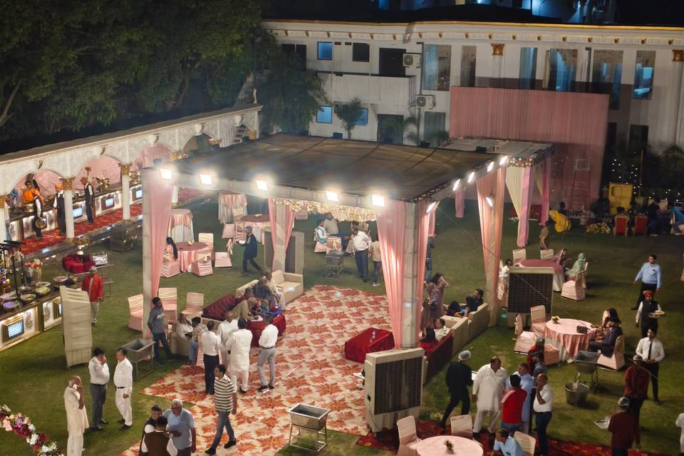 Wedding in open lawn