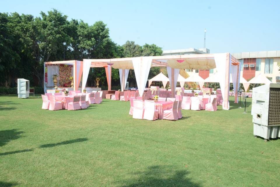 Wedding in open lawn