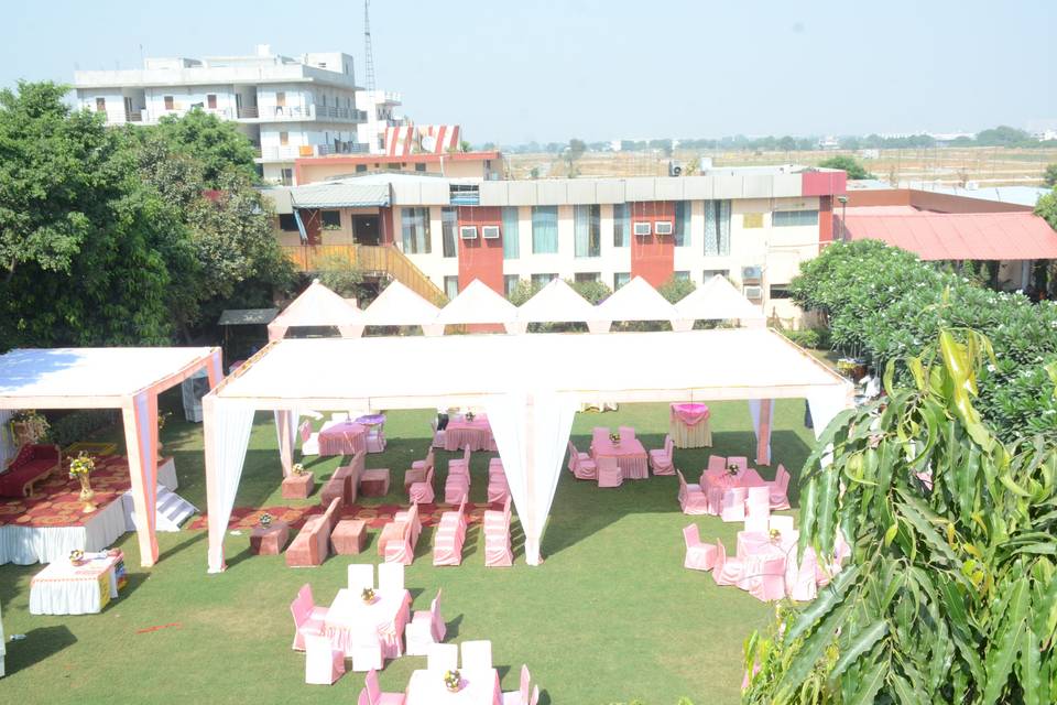 Wedding in open lawn