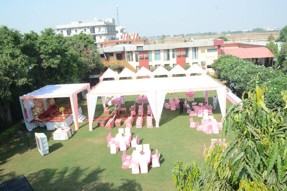 Wedding in open lawn
