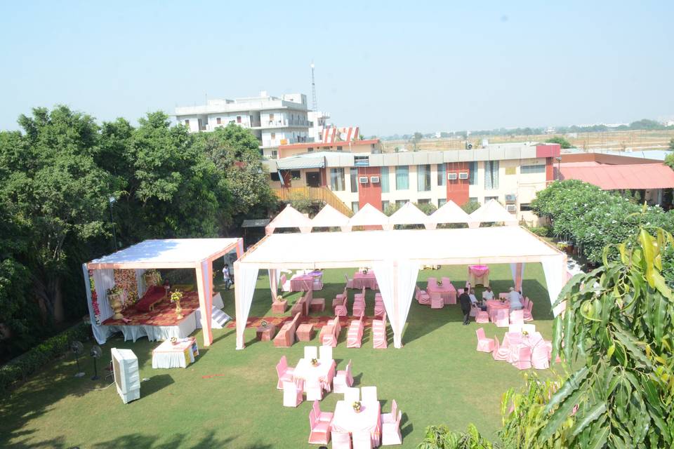 Wedding in open lawn