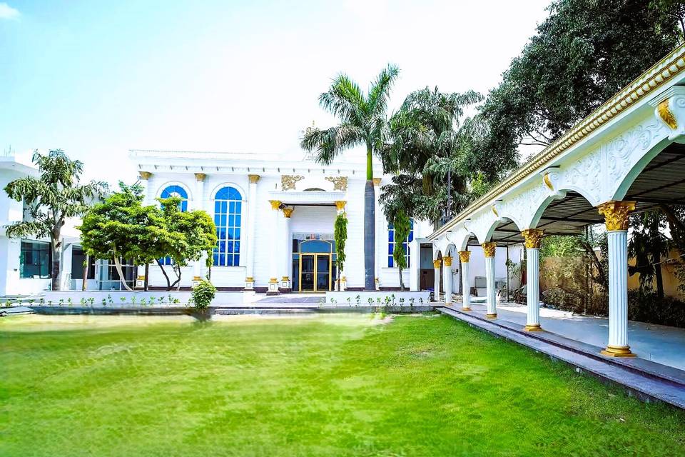 Banquet hall with open lawn