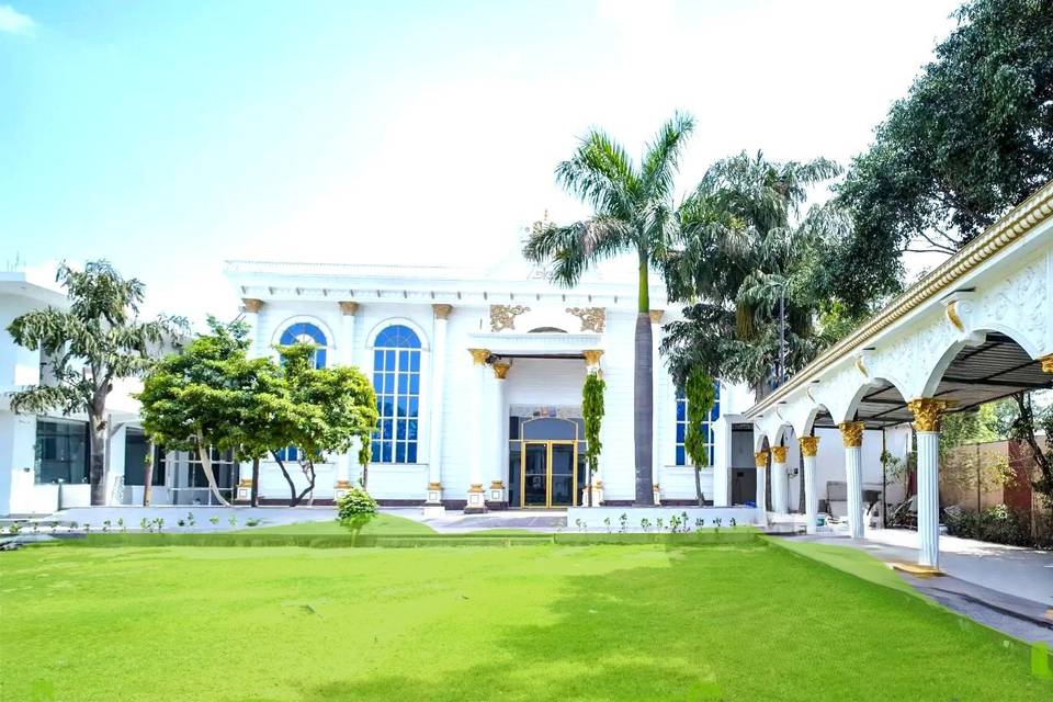 Banquet hall with open lawn