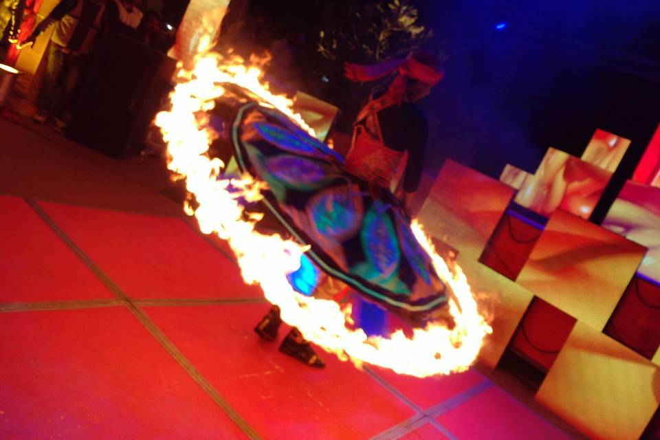Fire tanoura dancer