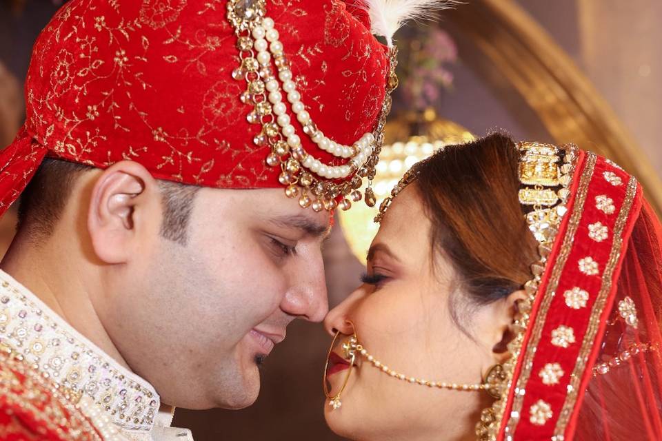 Bride & groom poses
