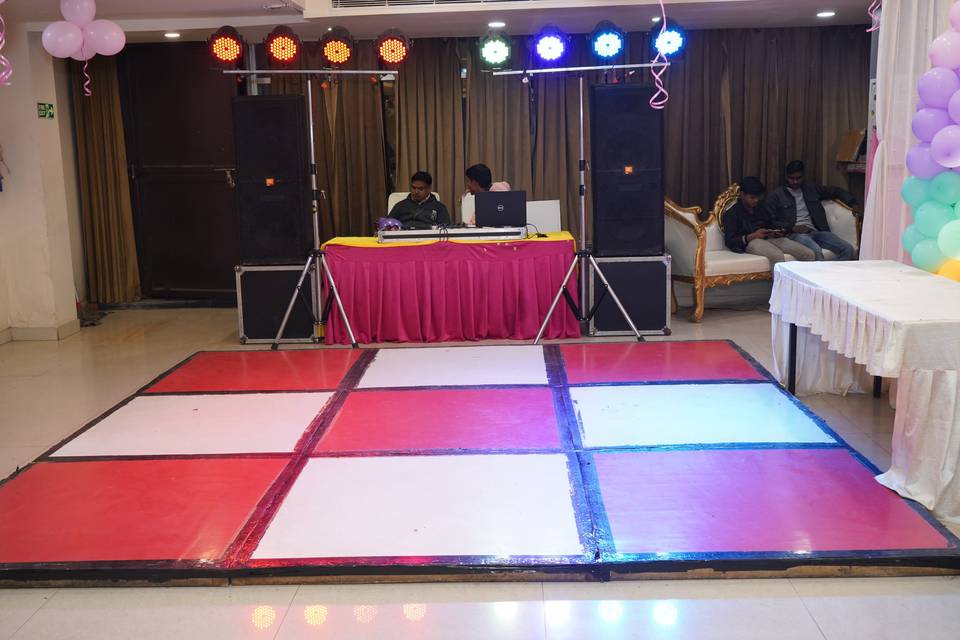 DJ WITH FLOOR