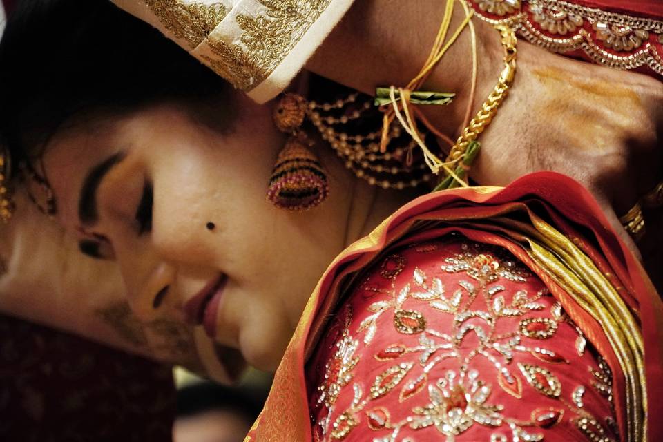 Bowing for the sacred knot