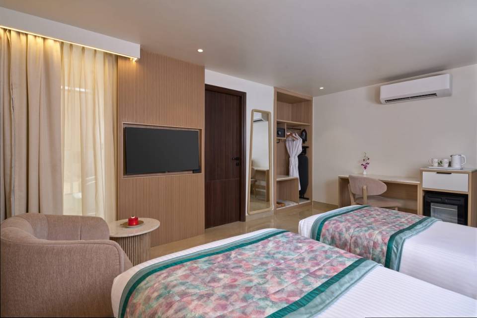 Club Room with Balcony