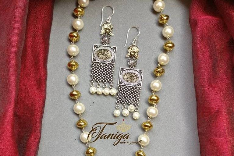 Earrings & neckalce